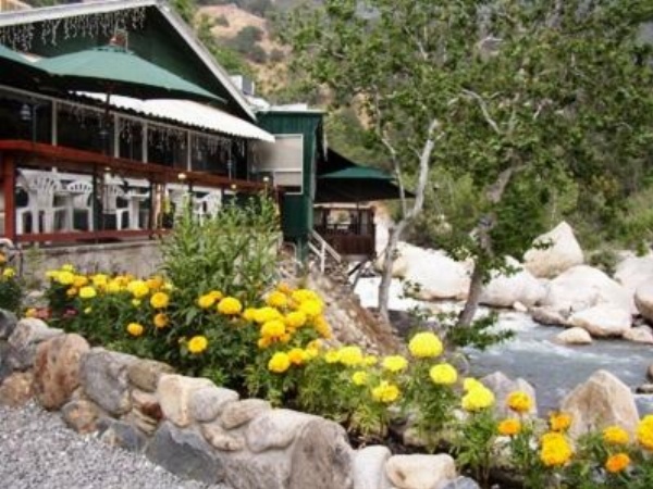 The Gateway Restaurant & Lodge image 1